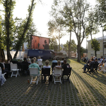 Kinas vasarą? Tik po atviru dangumi!