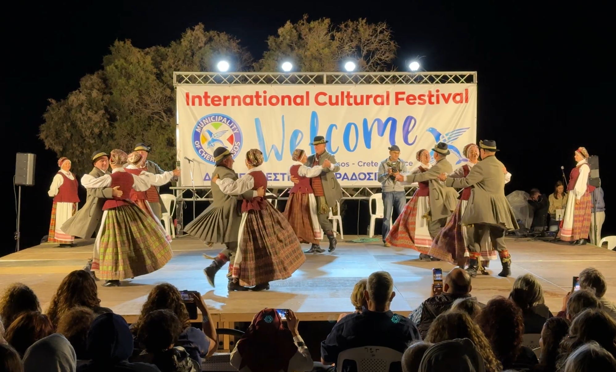 Kolektyvo pasirodymas festivalyje Lietuvių liaudies šokiai Kretos scenoje